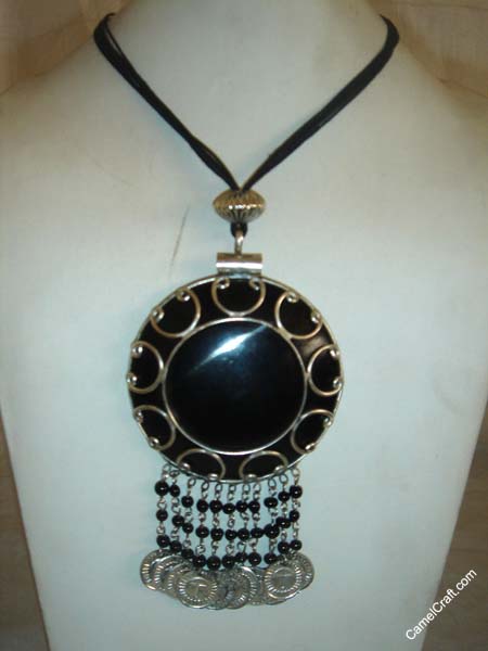 black-circle-pendent