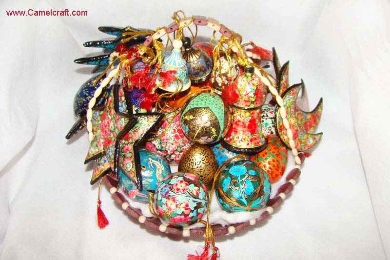 christmas-hanging-gifts-basket