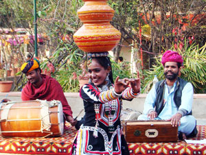 woman-folk-dancers-performing-dance-india